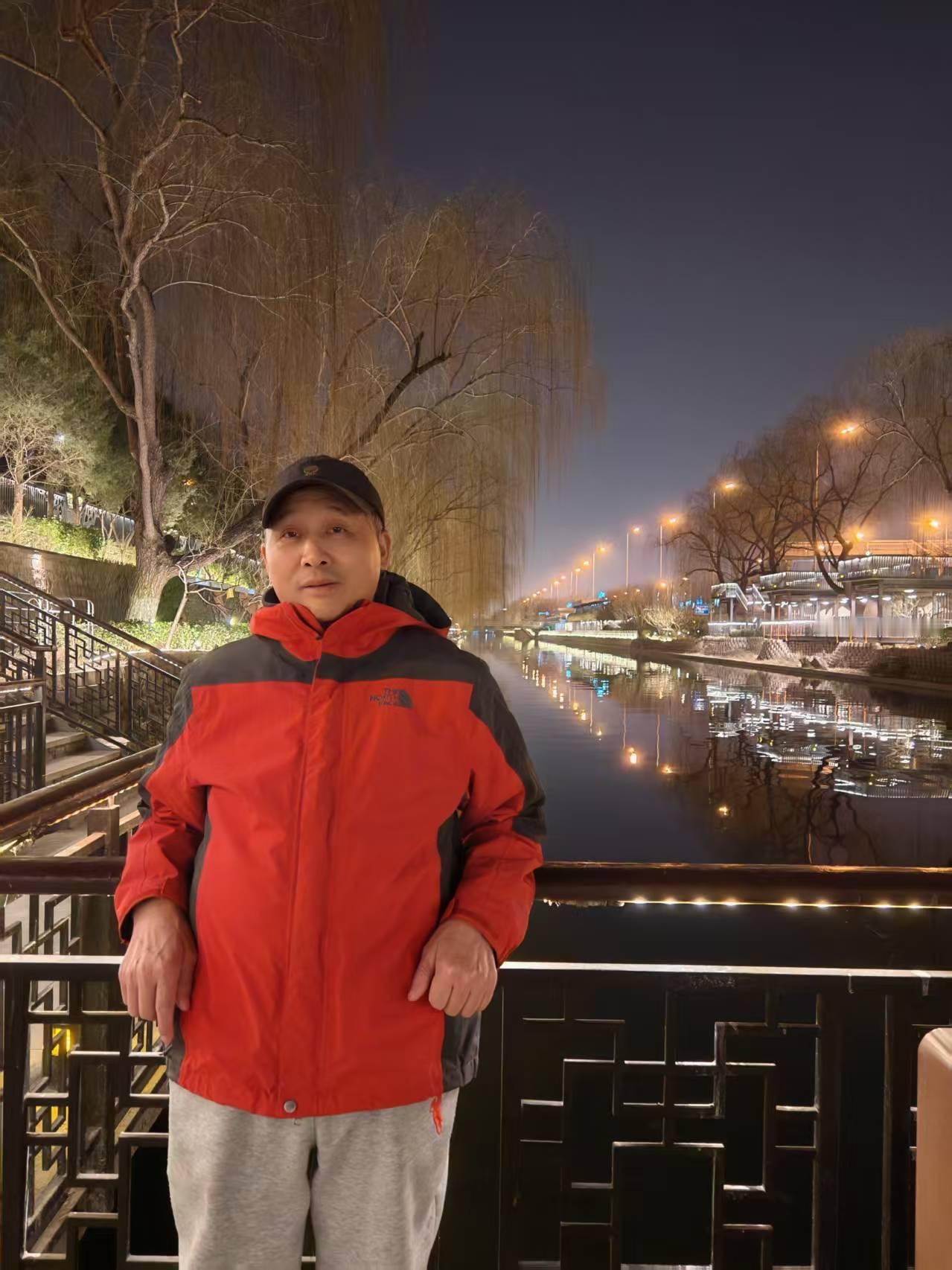 西江月• 人生吟

文/青云
半世风霜刻面，一生甘苦盈怀。
崎岖世路漫尘埃，跌撞