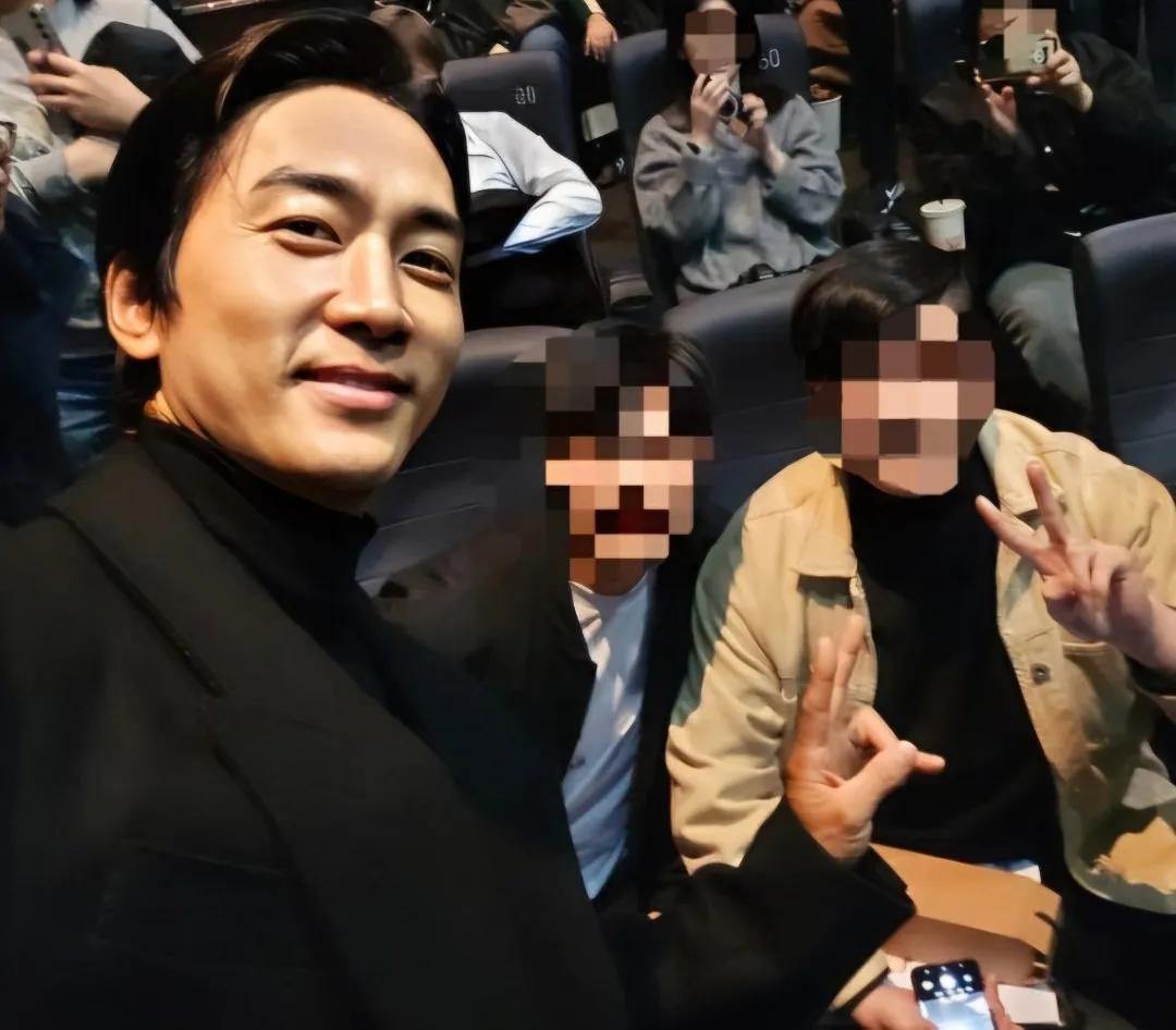 【独家】宋承宪与粉丝合影，近况显断崖式衰老！

从宋承宪近况照可以看出岁月的无情