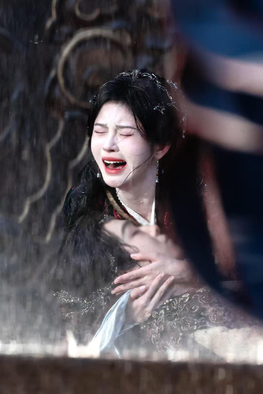 鞠婧祎这滴泪 一滴泪落下，藏尽所有难言的心酸与深情，没有夸张的情绪宣泄，鞠婧祎用