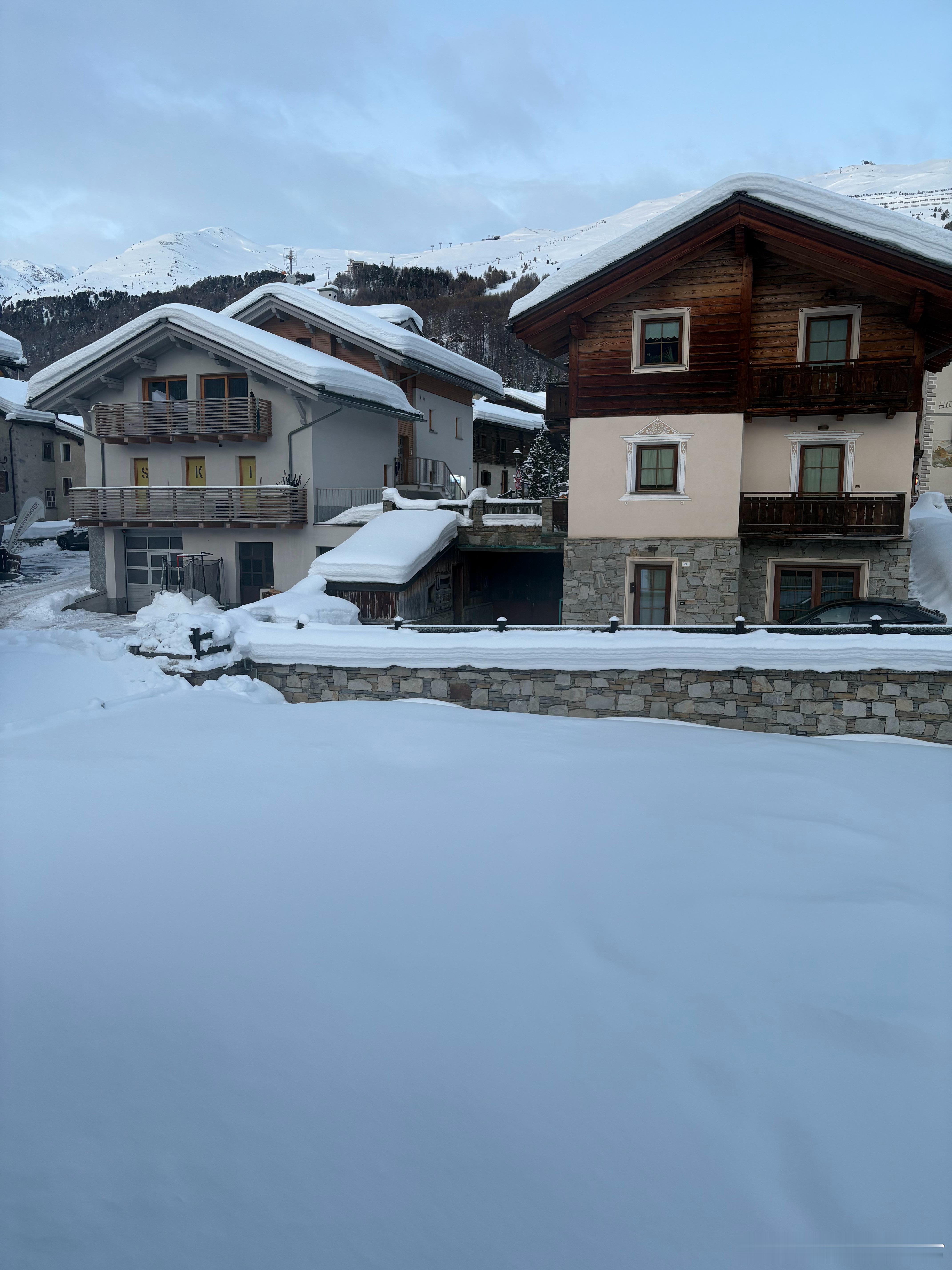 目前利维尼奥当地时间7点多了，雪已经不下了，但是雪很厚，不知道会不会影响到比赛。