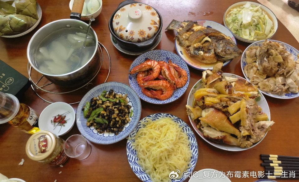 再看一眼我家的饭，下次回去我就把这个反人类餐桌给撤了换个转桌。难民吃饭的时候只顾