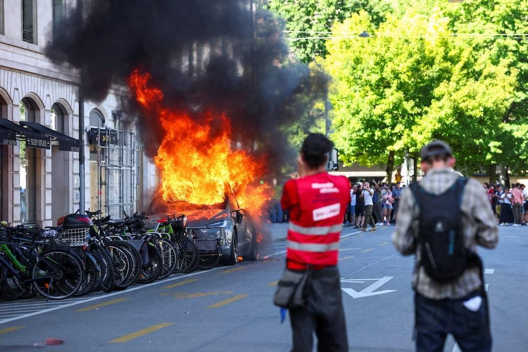 反G7抗议彻底失控！两万人怒烧特斯拉，还砸了联合国办事处
 
很多人都在蹲今年的