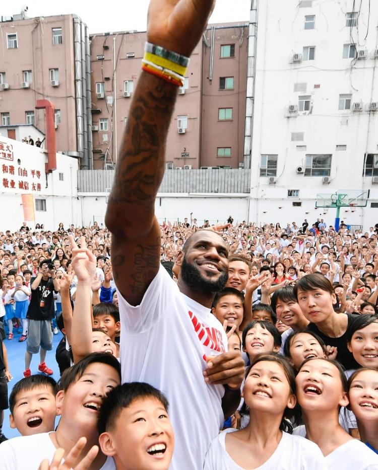 时间非常赶！詹姆斯中国行时间：
9月4日：上海
9月5日：成都

这个中国行，更