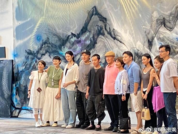 美术馆偶遇方力申夫妇方力申妻子孕肚 有网友在佛山美术馆偶遇了方力申夫妇，从图片中