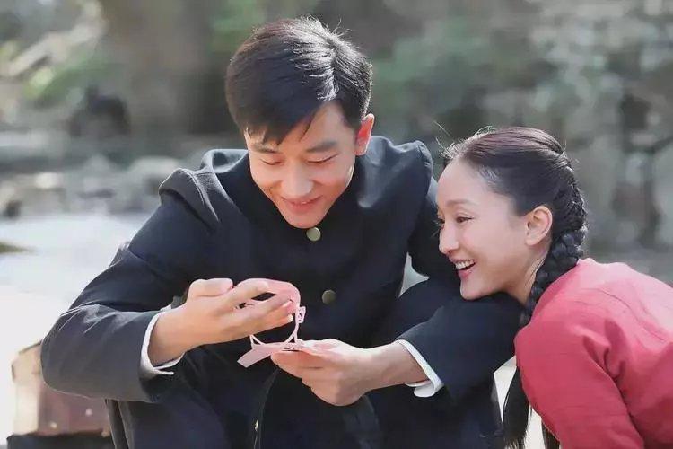 黄黄轩看到周迅的第一眼，非常的兴奋。他对周迅说：“太开心了，我读小学的时候，我就