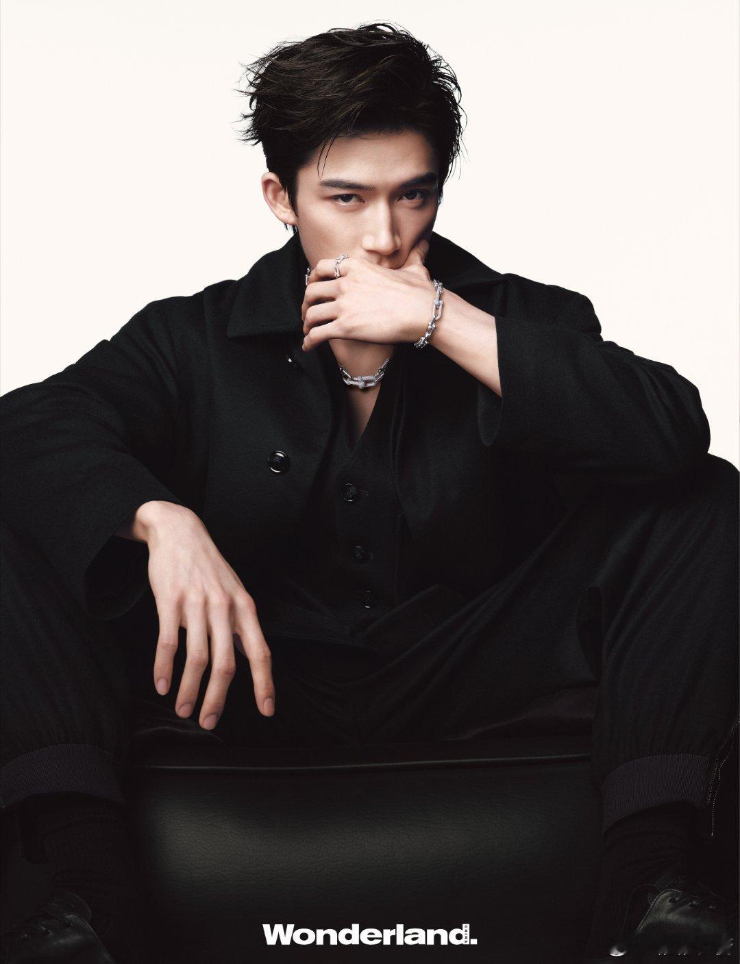 王星越湿发勾勒冷冽轮廓，金属链条在指节间跳圆舞曲，暗纹西装藏着未说出口的故事。光