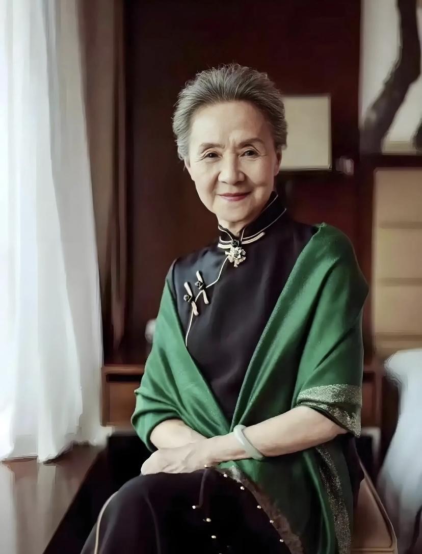 吴彦姝好强大的生命力。

17岁开启话剧生涯，退休后独闯影视圈，79岁拿下最佳女