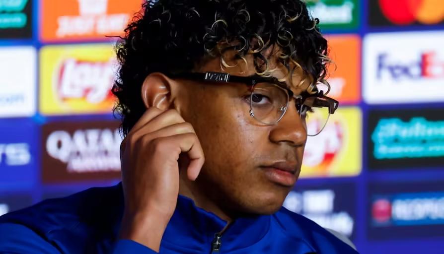 墨镜一戴，谁都不爱！巴萨新星亚马尔赛前发布会造型引爆网络——拖鞋配袜子搭配太阳镜