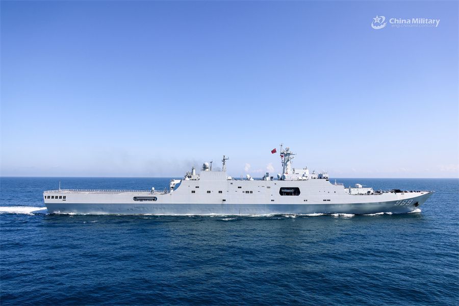#海上长城# 南部战区海军某登陆舰支队舰艇编队开展海上训练。（英文中国军网/乔晨