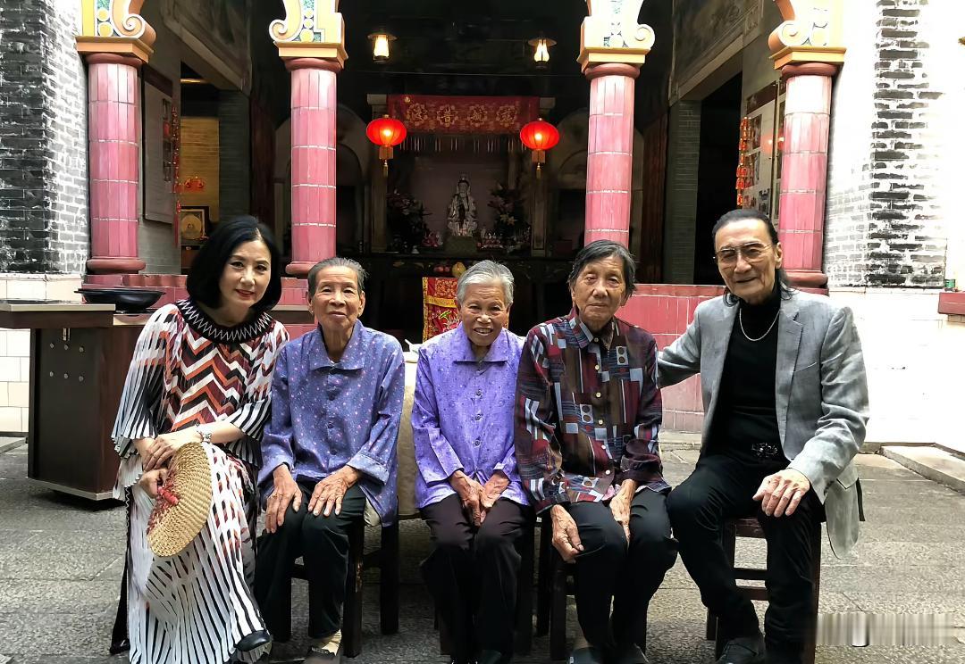 2018年，谢贤和汪明荃到访冰玉堂。探望当地高龄自梳女，并留下了这张合影。你知道