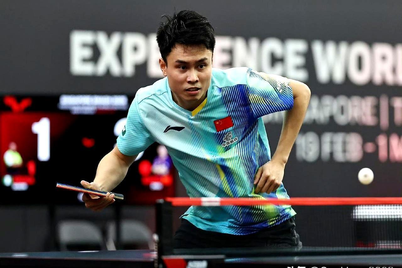 刚拿完冠军的周启豪，转头被17岁小将打了个11比3。
 
首局14比12艰难拿下