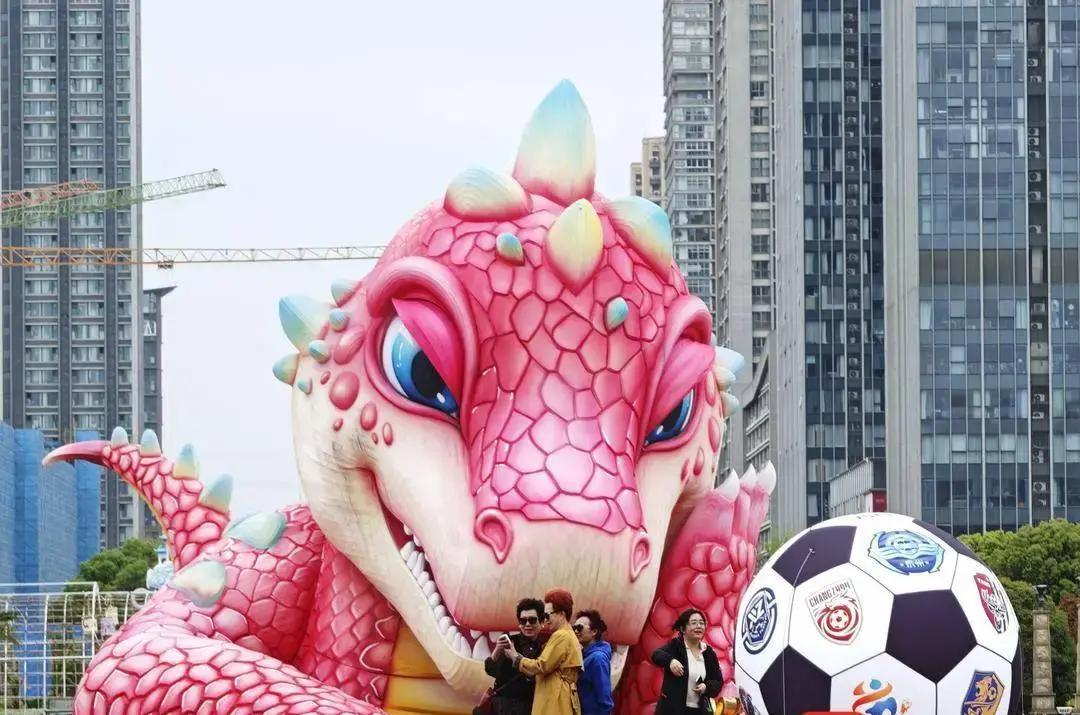 4月11日，常州奥体中心，苏超联赛揭幕战即将炸场，却让全省文旅瞬间沸腾，谁料足球