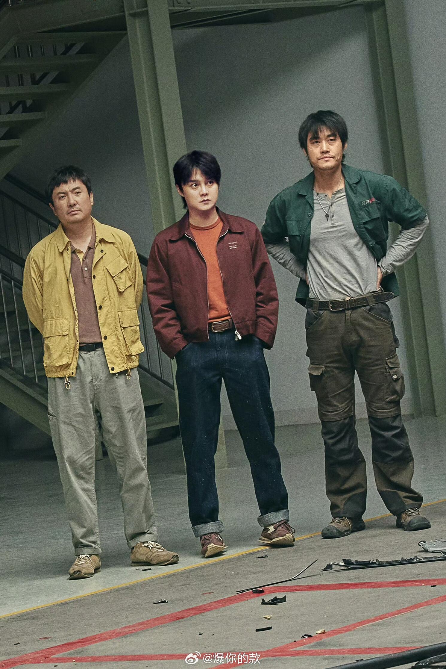 咱就说 剧组是从哪solo出来的衣服 特别是飞驰2的时候 穿的那叫一个混搭 哥几