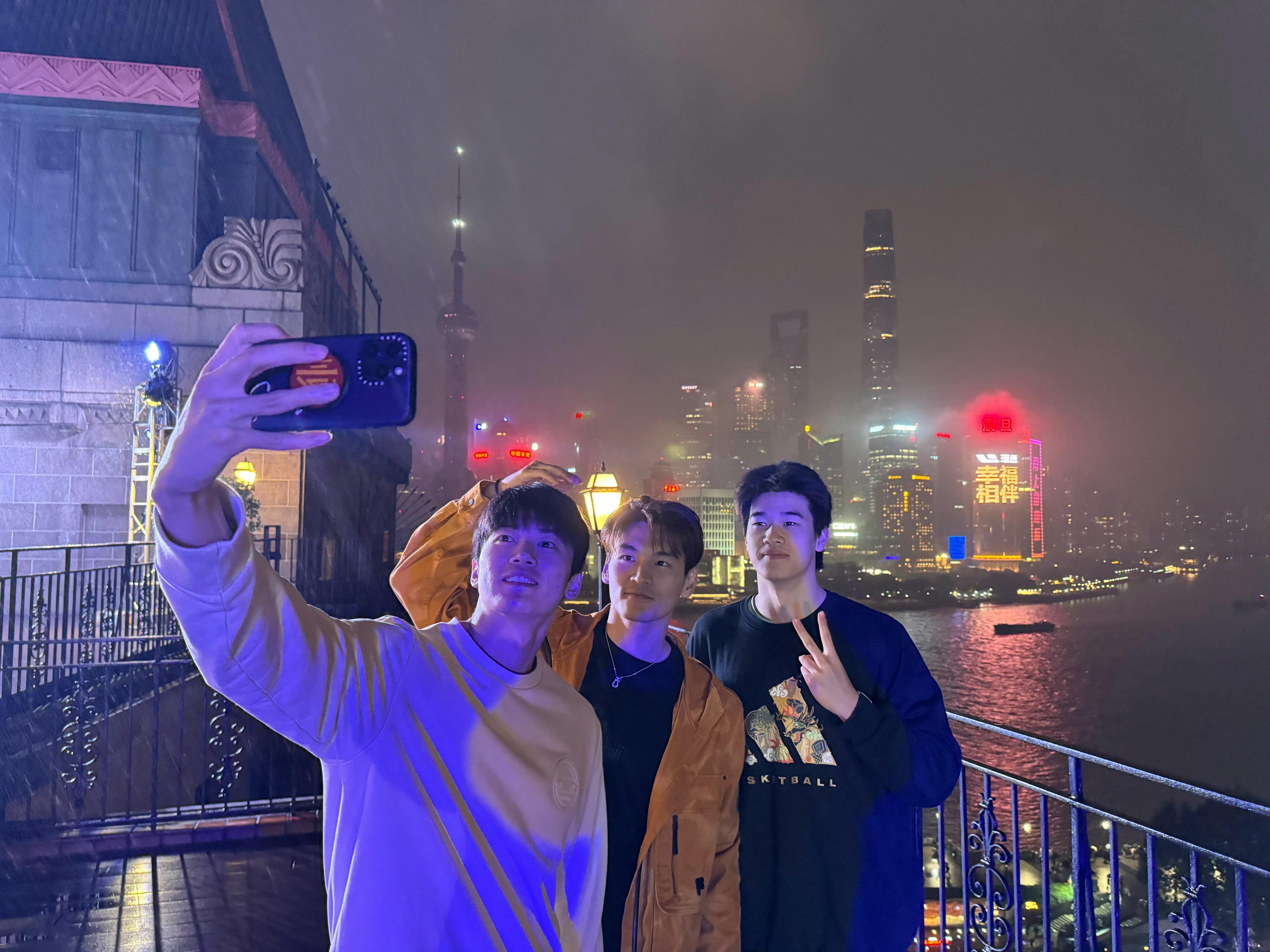 三折叠怎么拍都好看！[彩虹屁]#汪顺徐嘉余潘展乐合照# ​​​