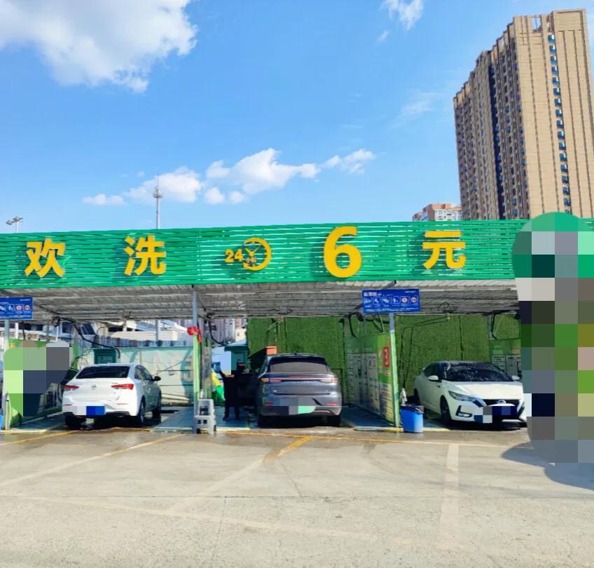 消费降级？自助洗车以后可能是趋势！自己动手洗一辆车的费用是8-12元之间，消费降