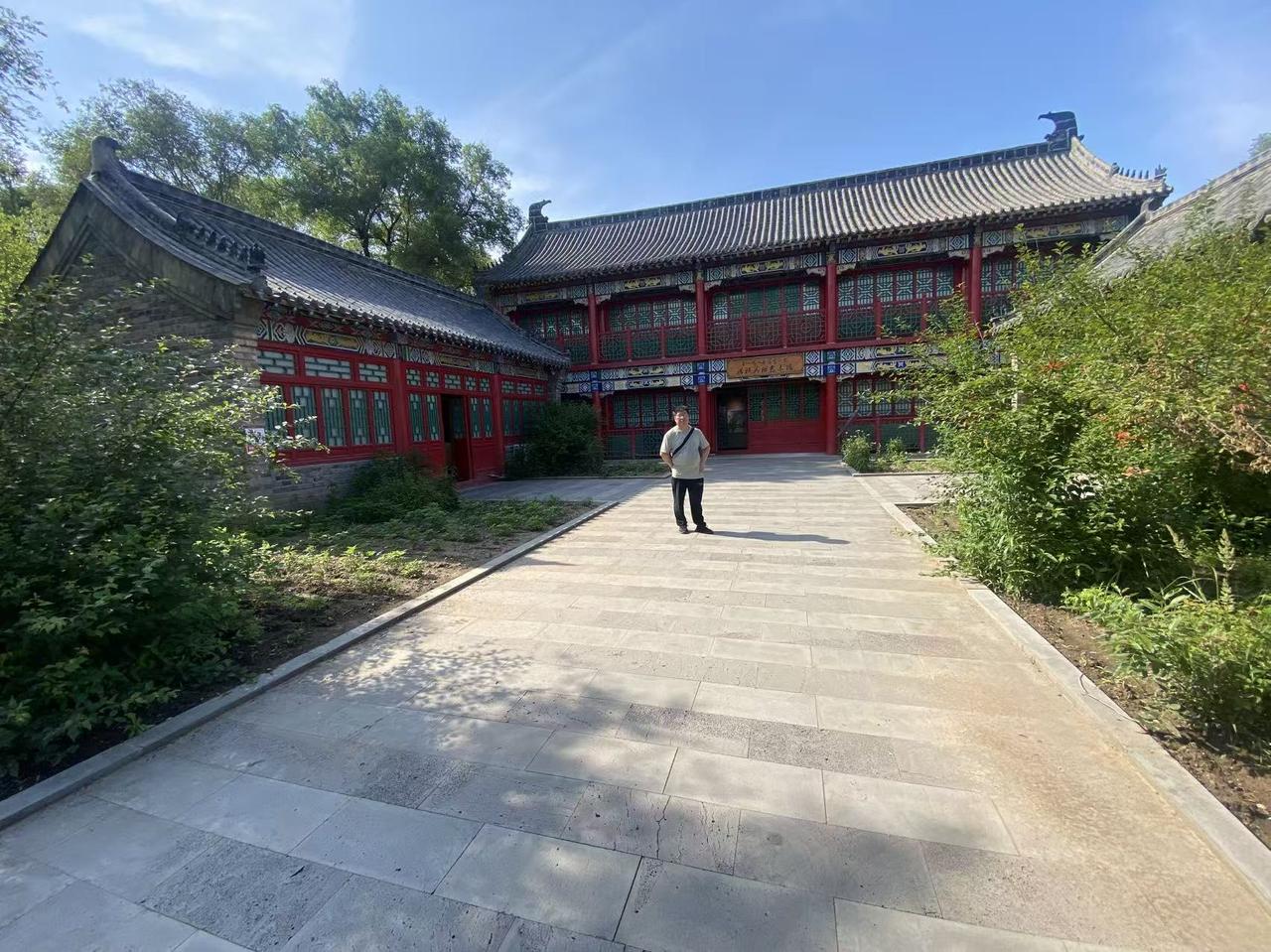 昨天有个女学生来看我，她是通化师范学院的大学生，去年考上的。她本来考的专业不好，