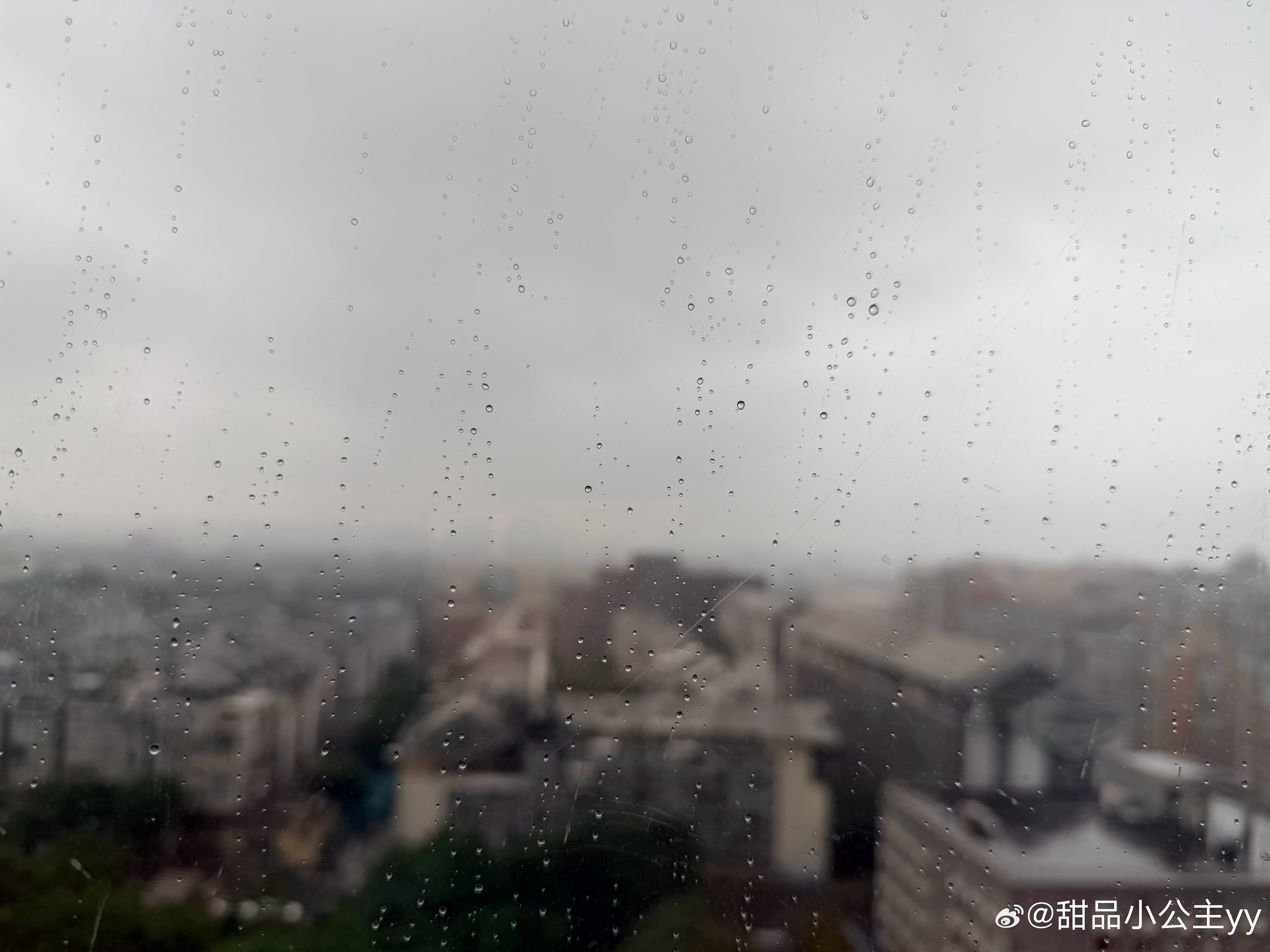 北京暴雨进入核心时段别的不知道，我住在二环里，目前现在时间已经开始下了，但不是那