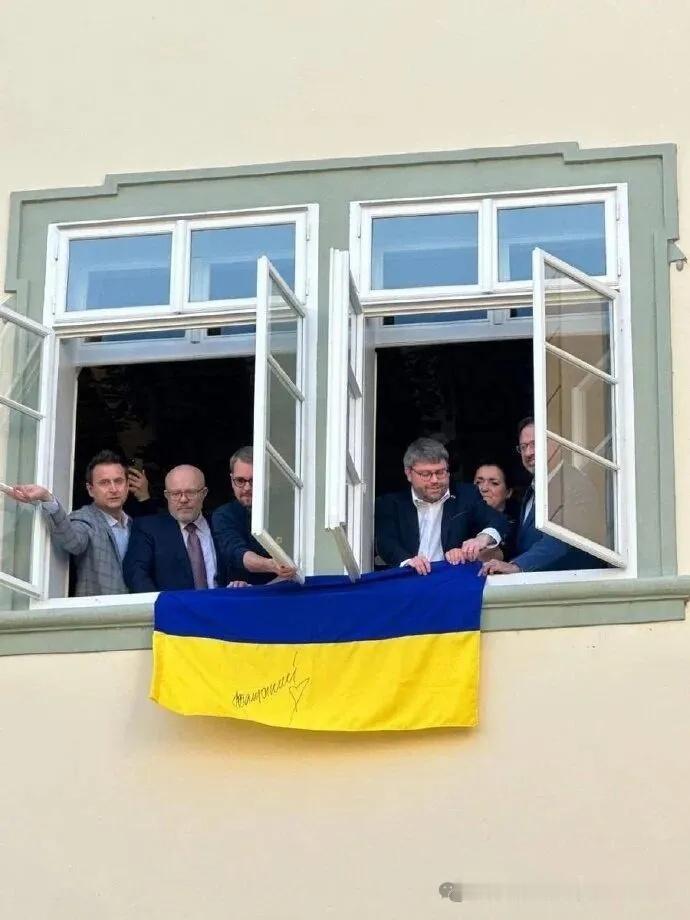 右翼在前不久的捷克国会选举中赢得胜利，新议长下令从议会大楼上去除了自2022年战