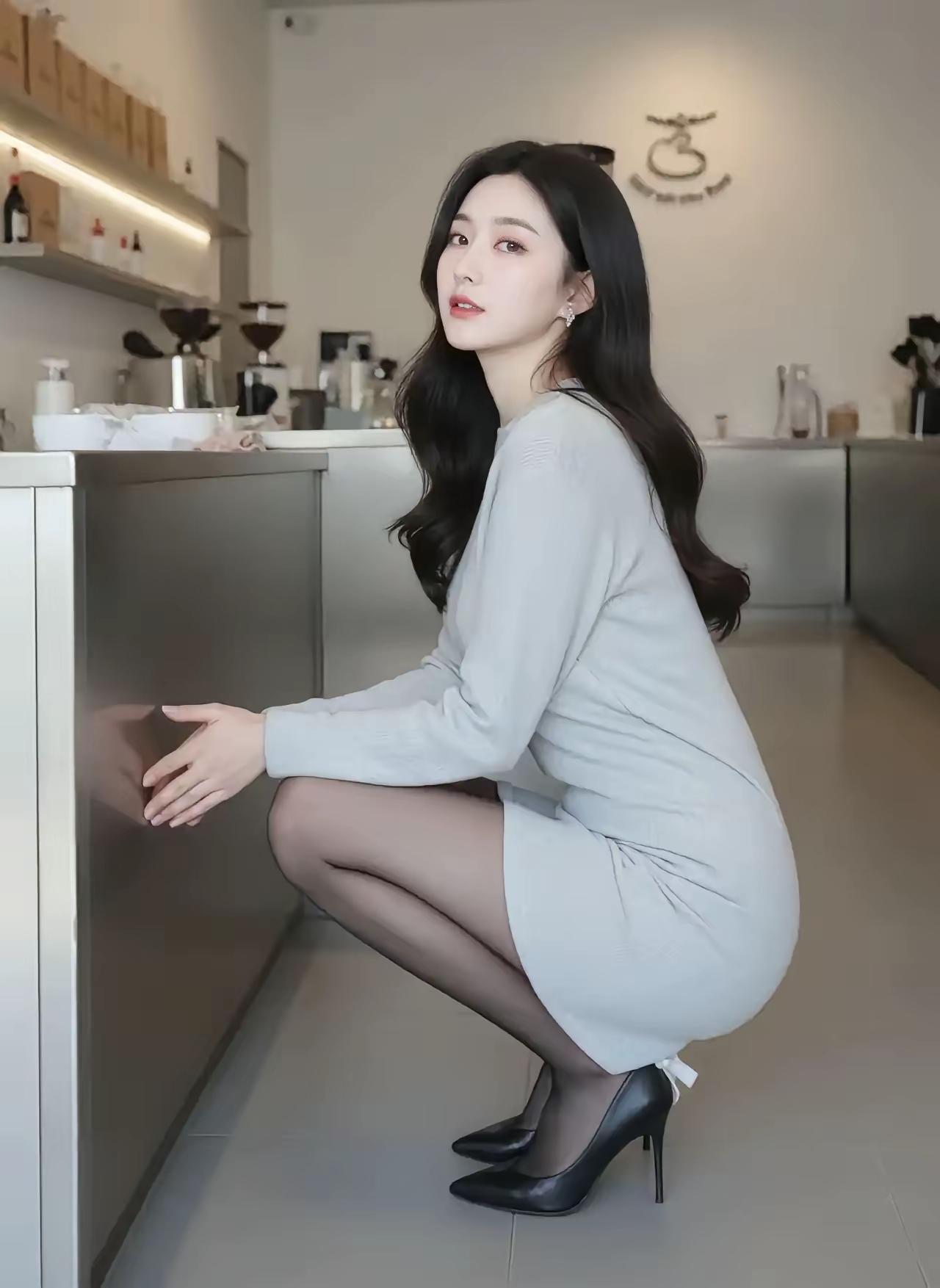 浅灰色连衣裙优雅穿搭