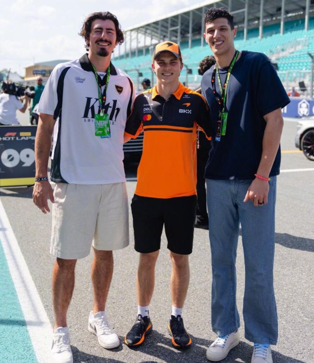 F1迈阿密大奖赛期间，热火球员小哈克斯与西蒙尼·冯泰奇奥受邀参与迈凯轮车队组织的