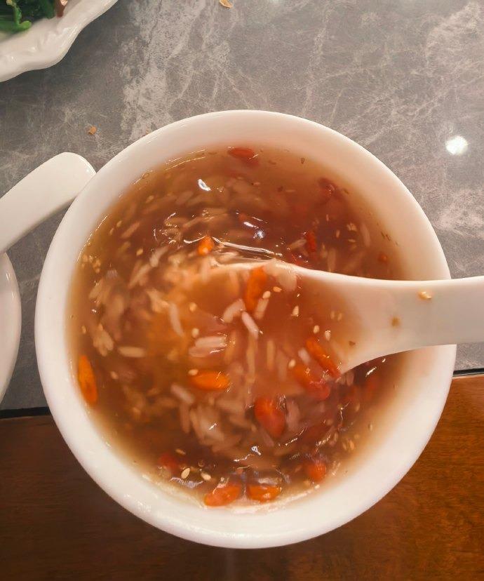 今天尝了北京西安贾三包子的特制八宝粥，味道真的太惊艳了！软糯香甜，每一口都超满足