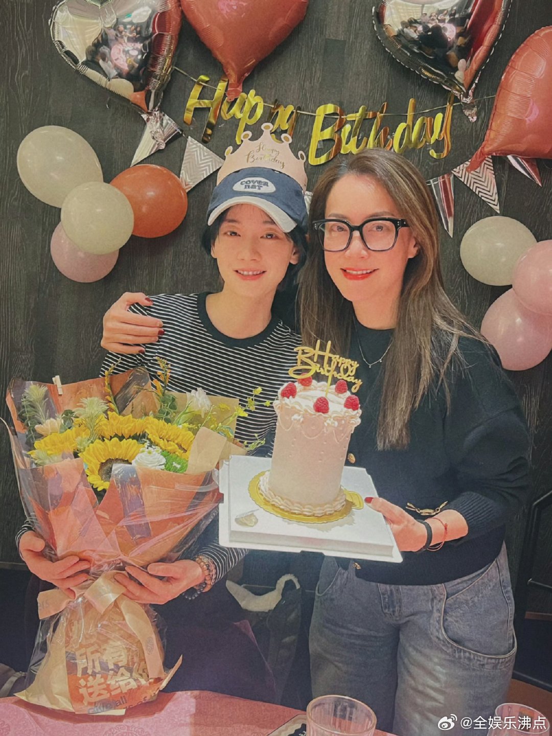 刘雅瑟模仿霍汶希太好笑了谁被刘雅瑟笑晕！趁霍汶希不在偷偷模仿她办公，神态气场完美