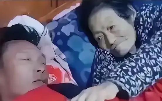 陕西丹凤，一男子伺候病危的母亲，由于太疲倦不下心睡着了，等他醒来时，却发现母亲已