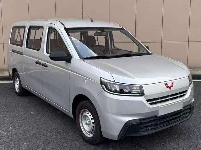 配备侧滑门，提供5/7座布局，五菱荣光L申报图曝光
五菱荣光L申报图近日在工信部