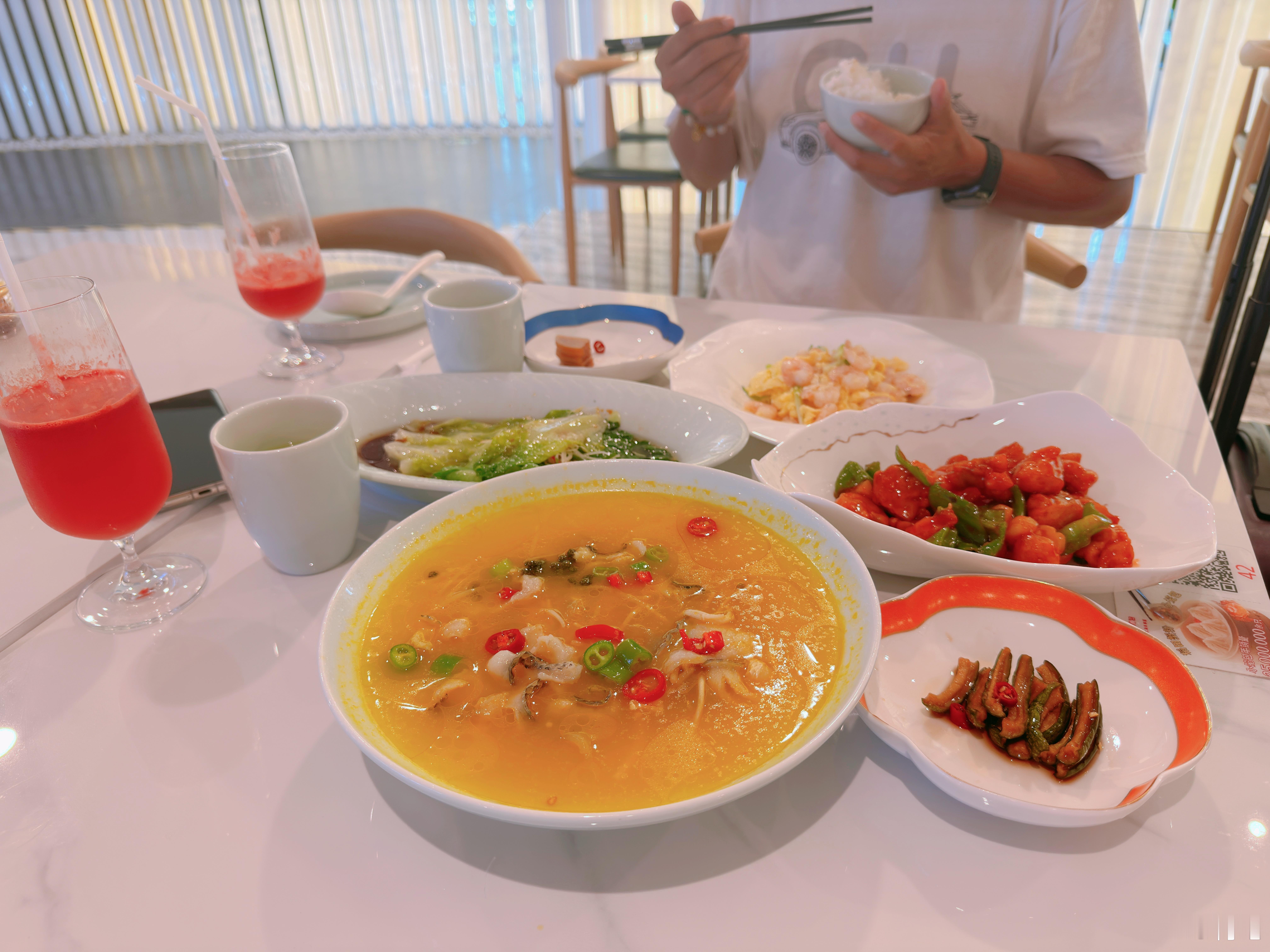 上海虹桥机场，飞了这么多年，第一次出现了龙腾合作的餐食体验厅。龙腾还是那个龙腾，