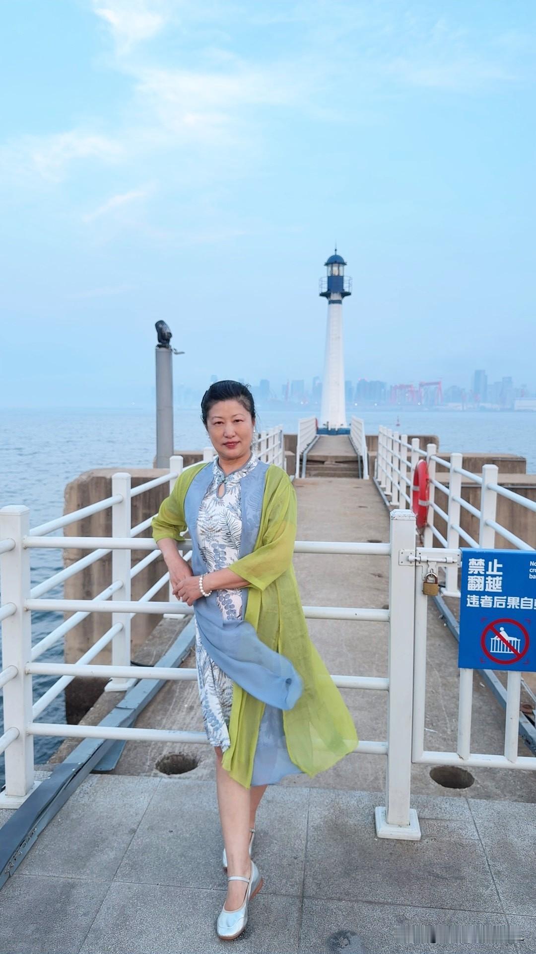今天傍晚，女儿带我来到了梭鱼湾，在京谷燃码头走走。
温柔的海风吹拂在脸上，真的太