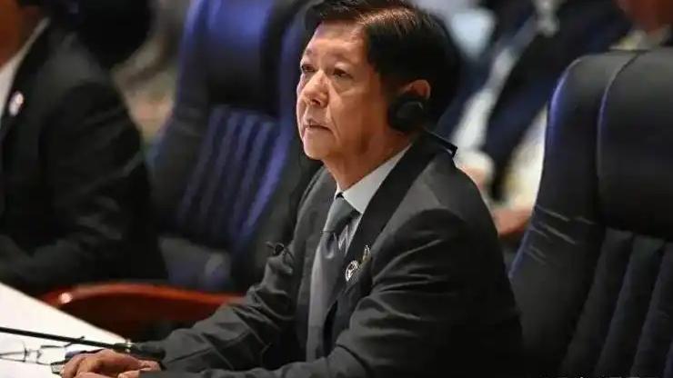 莎拉现在同时被弹劾审判和刑事起诉，两线夹击，是她从政以来最艰难的时刻，但她手里已