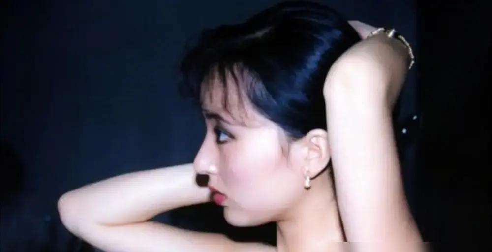 汤唯在戛纳后台卸妆时，突然问助理要剃刀。
不是修眉，是处理腋下。
她说李安当年盯