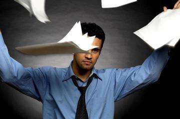 一边在当地有自己的生意，比如，开一家实体店。一边在品牌厂家做业务负责人。最近接触