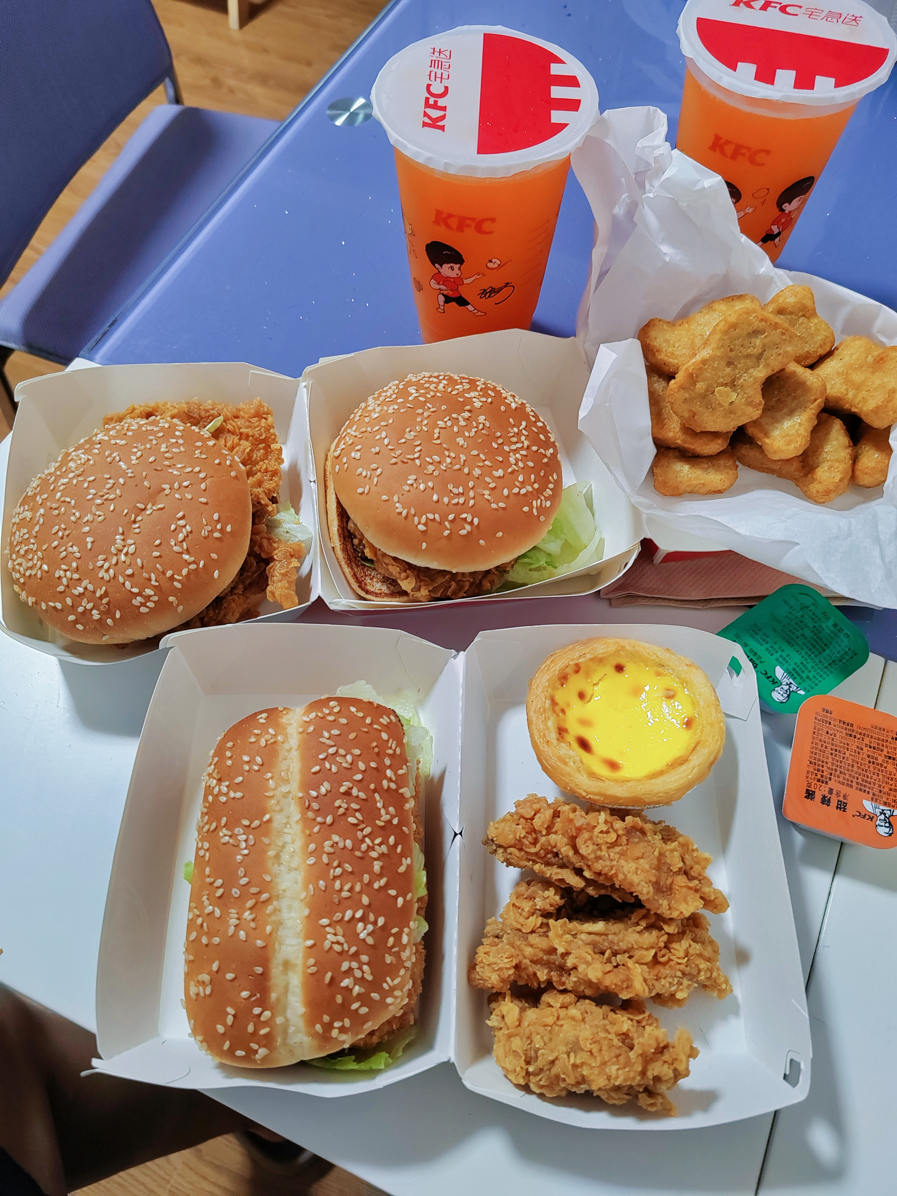有儿子的好处，就是中午不用做饭了。