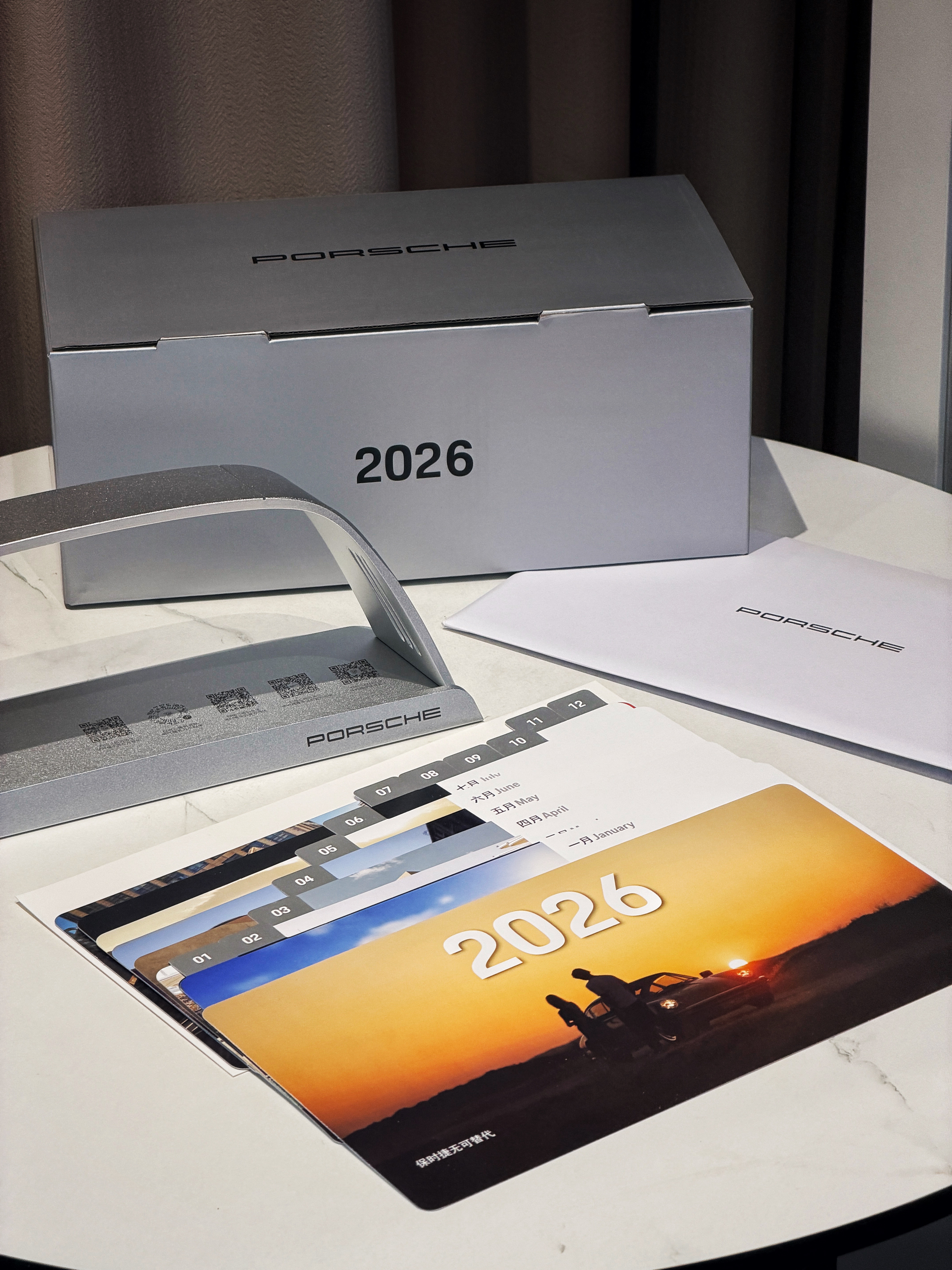 刚拿到这个“保时捷无可替代”Targa主题的2026日历，真挺漂亮的，也很有质感