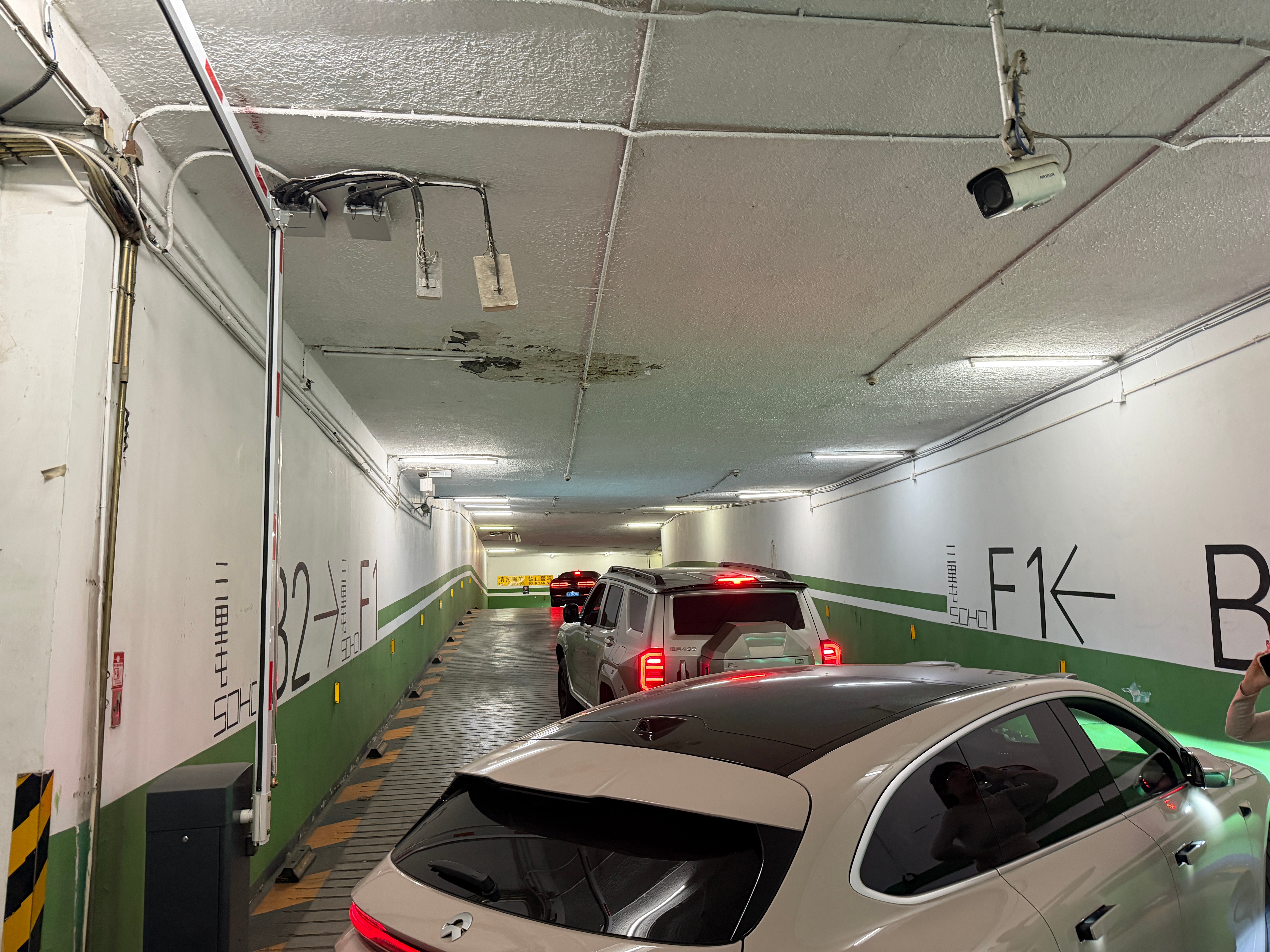 堵在停车场了像话吗… 