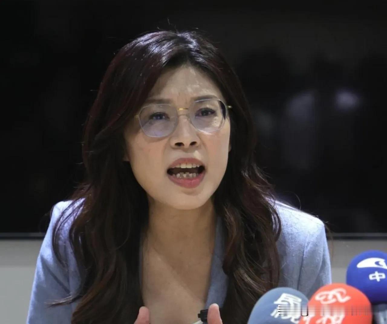 郑丽文一张嘴又引爆网络，我有几个不解，希望网上有识之士解答。

第一，她给党员上