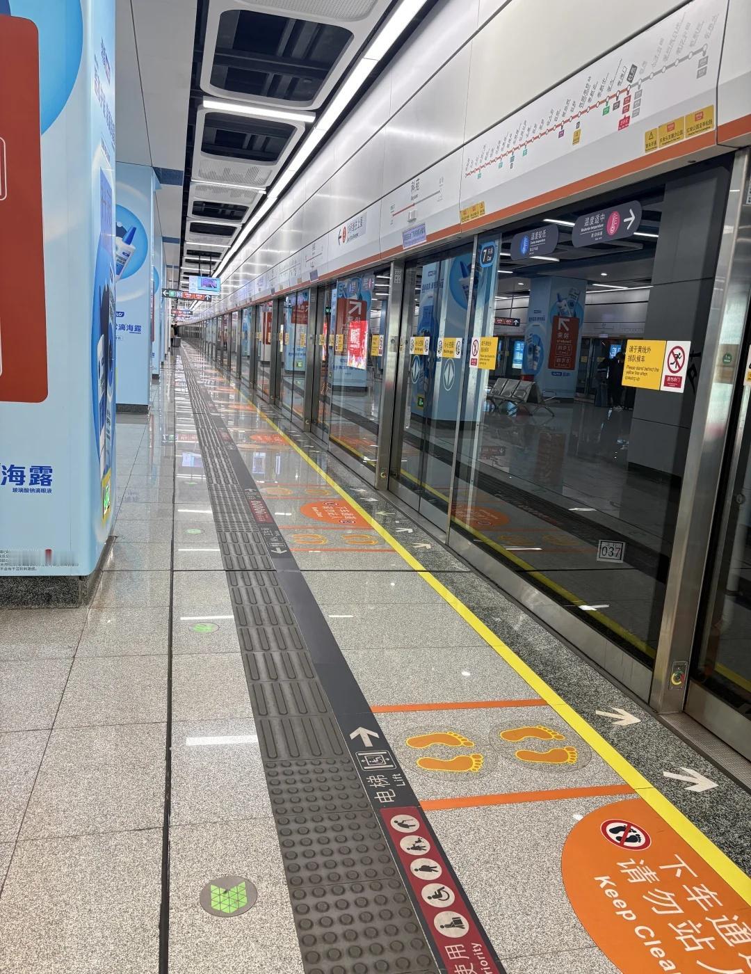 新年第一天深圳地铁
我的春运实况 拥挤的地铁 地铁里的人间万象 地铁 春运 深圳