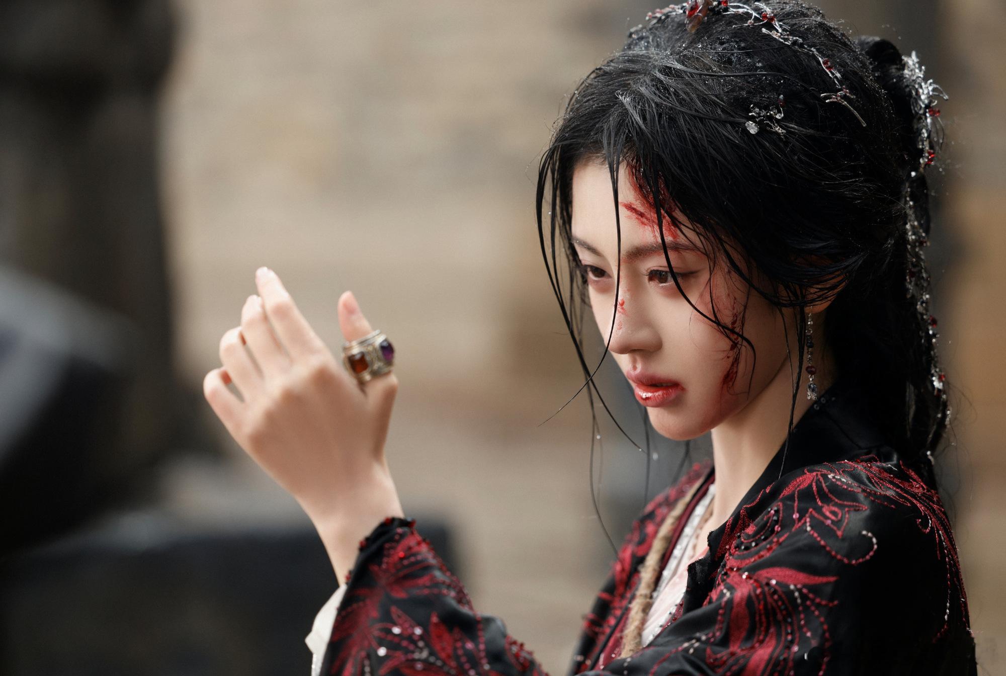 鞠婧祎露芜衣又双叒TOP1 每天刷榜单都能看见露芜衣稳稳待在第一的位置，从播出到