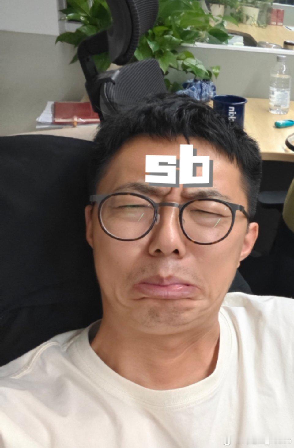 很多人对你说：你瘦了啊你会偷着笑但只有你自己知道现在的你，只是一个刚收拾完明天出