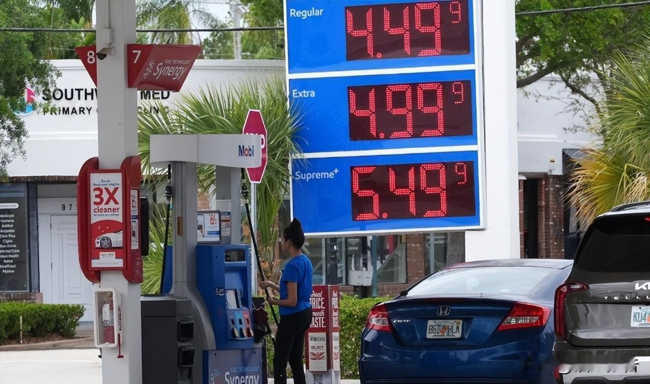 打了40多天，两边都扛不住了。伊朗在联合国报了个数：2700亿美元。美国那边更惨