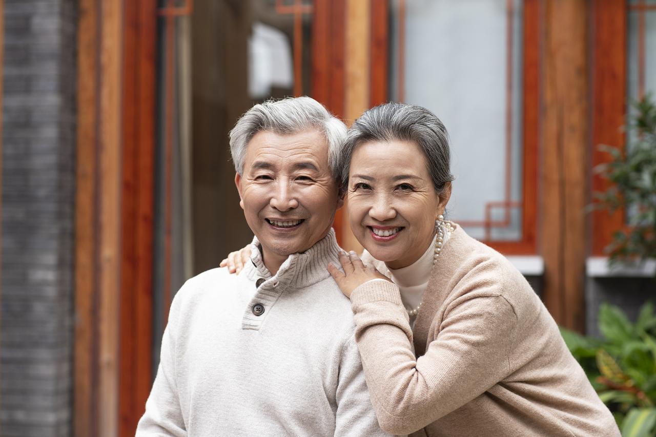 2026年全国养老金调整通知至今还没有对外发布，不少上班族拿到七月工资条时，一眼