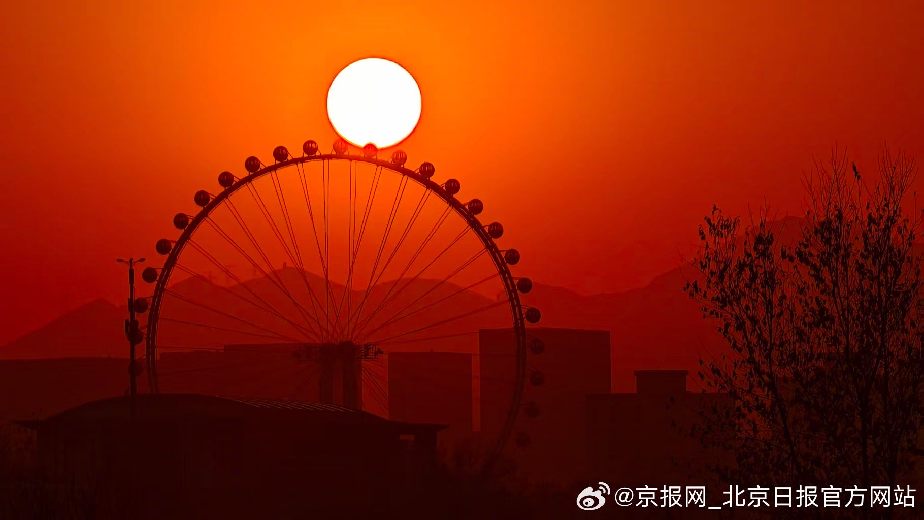 【浪漫！】  11月14日，周五傍晚，北京天空在周末来临之际迎来绚烂晚霞。橘红晚