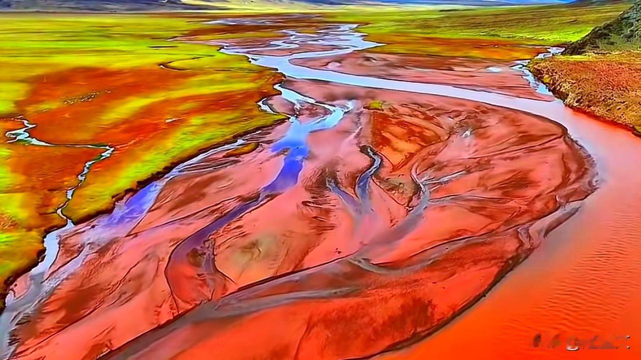 青海都兰县的戈壁深处，静静地搏动着一条被称为"大地血脉"的赤色河流﹣﹣红水川。它
