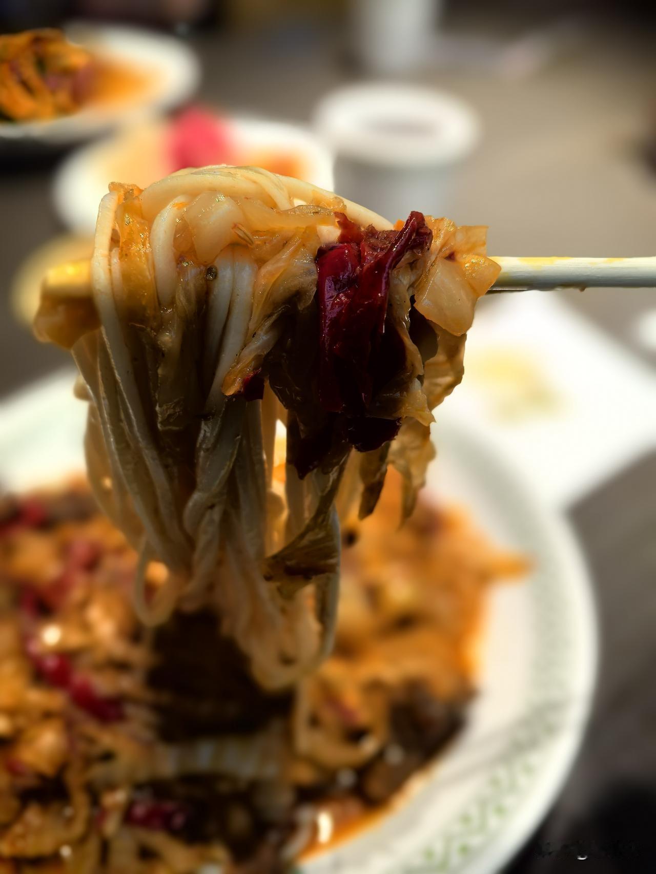 乌鲁木齐寻吃：宴回味餐厅
路过乌鲁木齐经济技术开发区喀纳斯湖北路大绿谷，看到附近