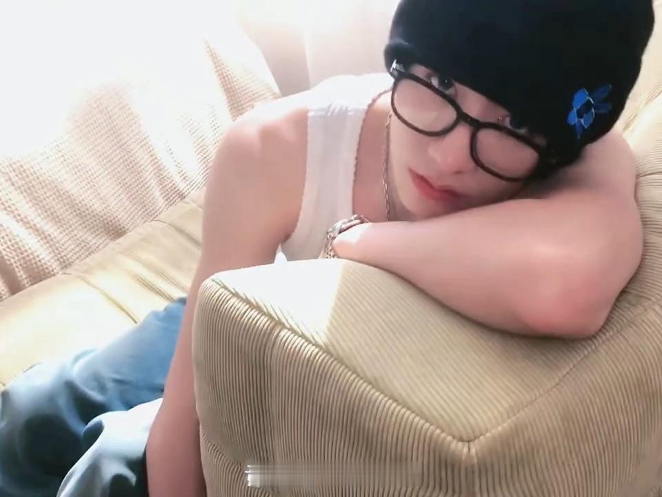 朱志鑫朱志鑫背心自拍天资就是如此，朱志鑫穿背心都能上热搜，超级建模，无需修饰