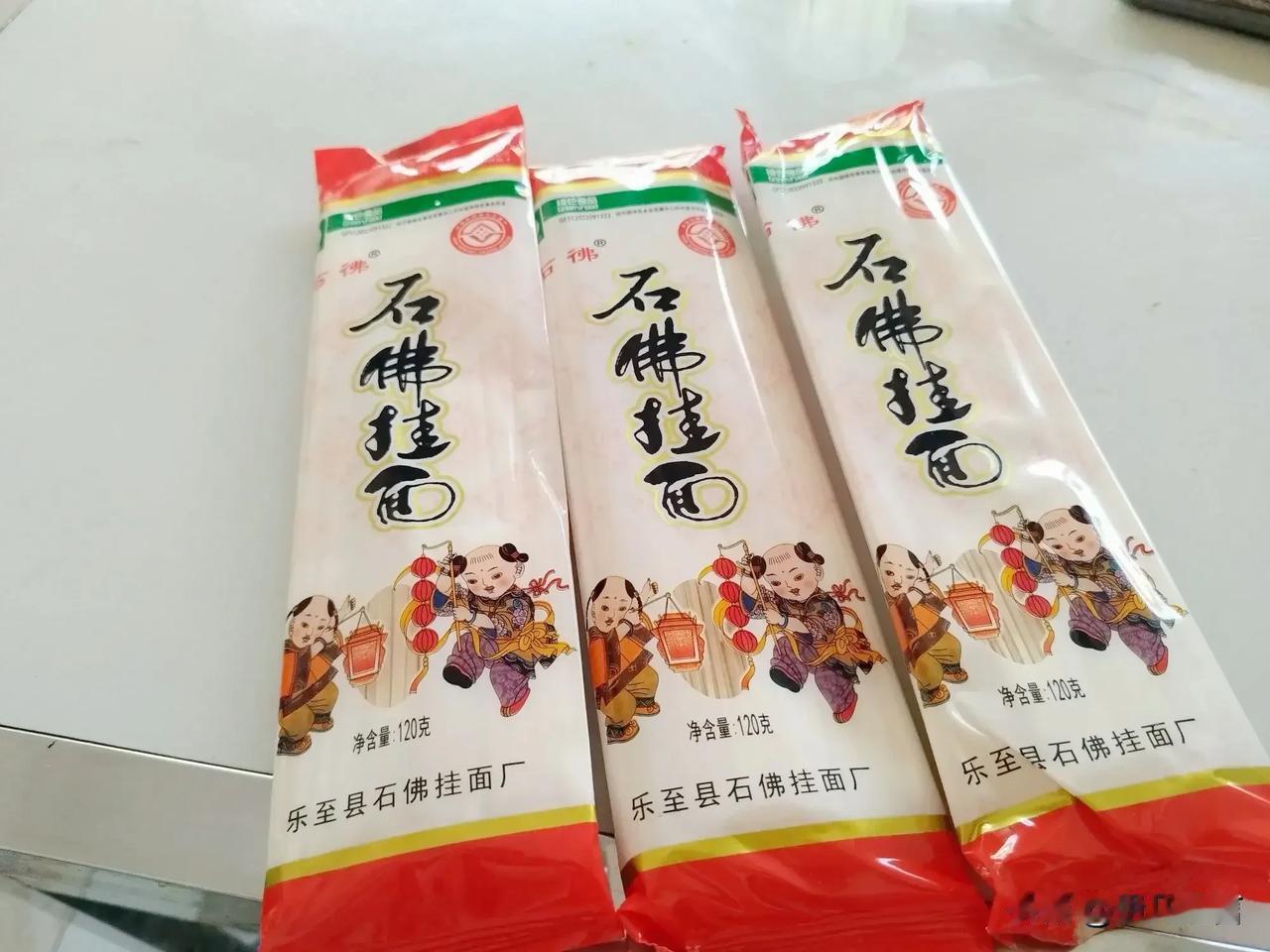 生意还可以这样做？今天集市上一家卖特产的店开张，早上门口就摆放了花篮。奇怪的是，