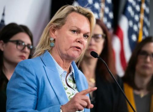 [国会女议员艾普丽尔·德莱尼呼吁考虑弹劾特朗普，因为在委内瑞拉的军事行动未经美国