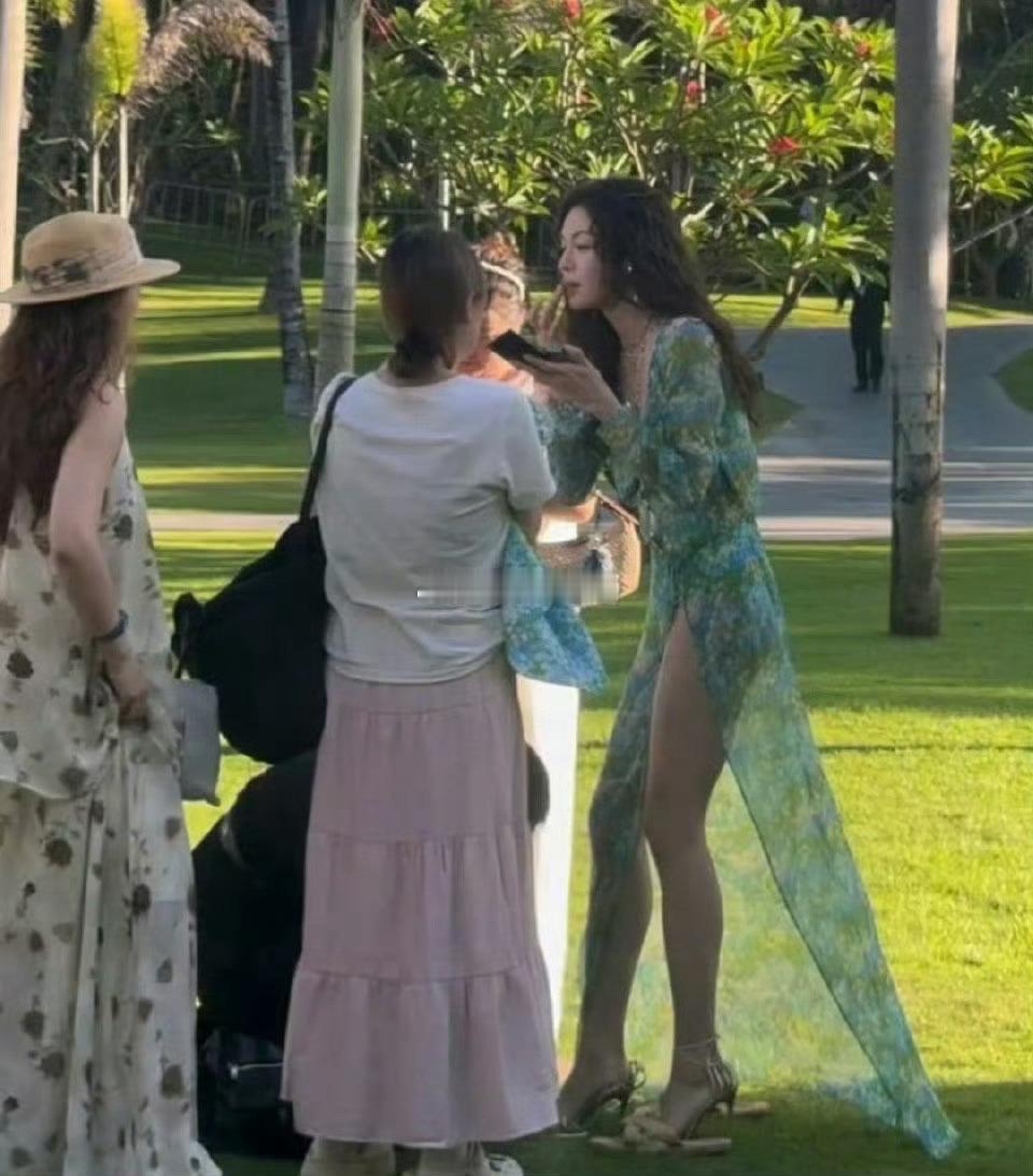 这张图真的，第一次这么清晰的认识到钟楚曦身材比例好绝！！ 