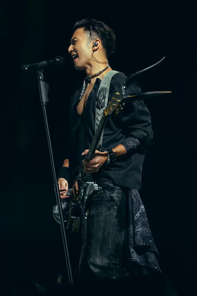 谢霆锋对舞台最严厉的哥谢霆锋耳机故障重唱 重唱两个字，说起来容易做起来难。但谢霆